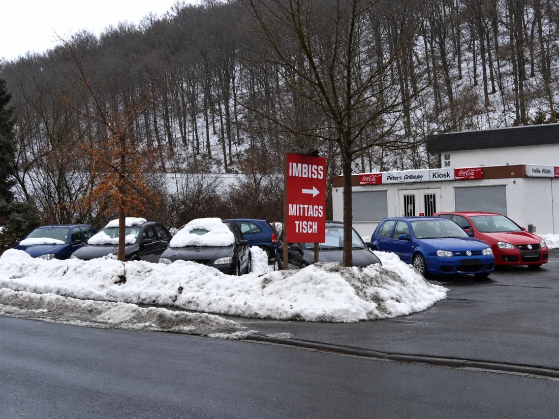 Fahrzeuge auf dem frühen Verkaufsplatz im Winter