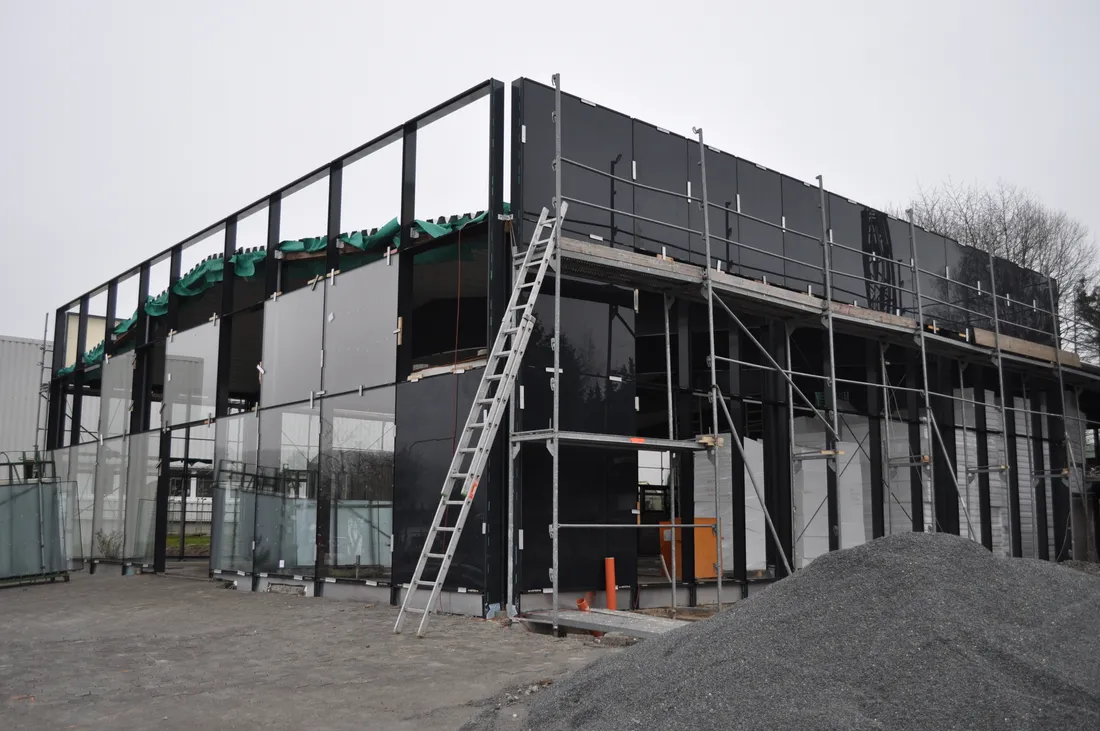 Das Autohaus am Schneidweg während der Bauarbeiten