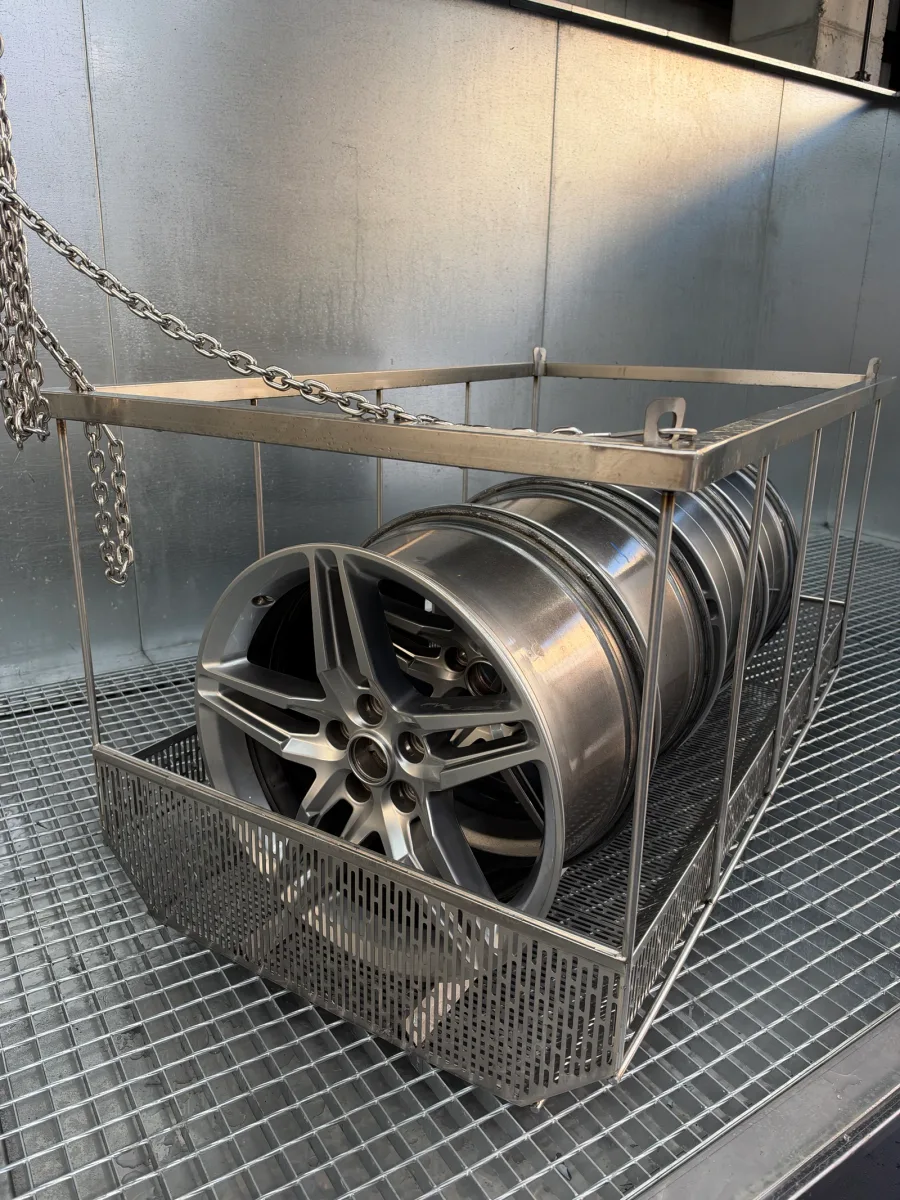Aluminium wheels in the stripping basket